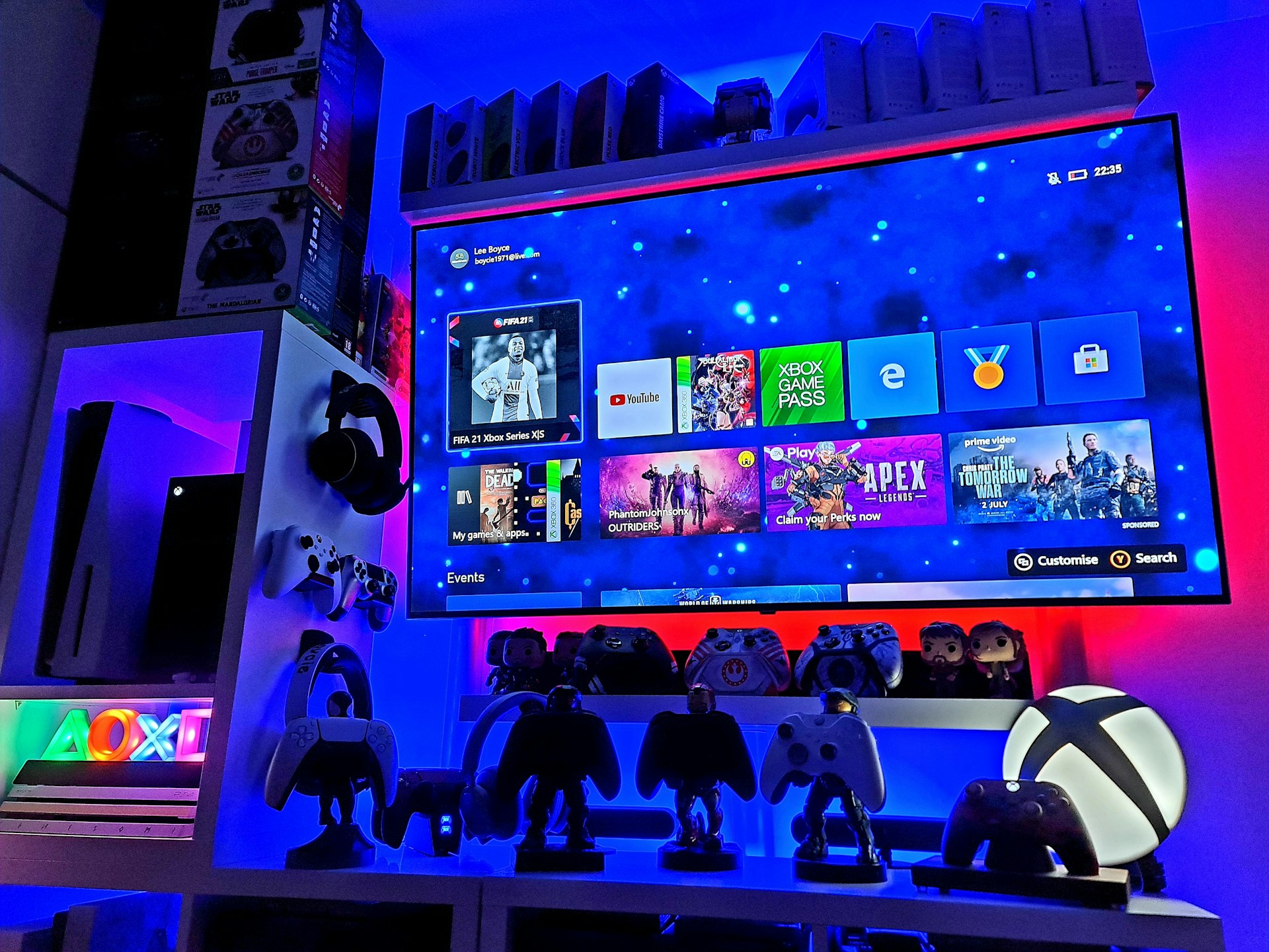 gray computer monitor